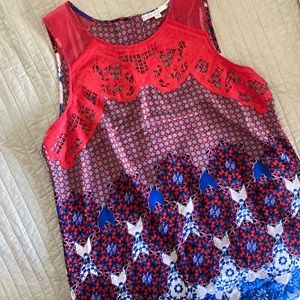 Pretty sleeveless top with Button back detail